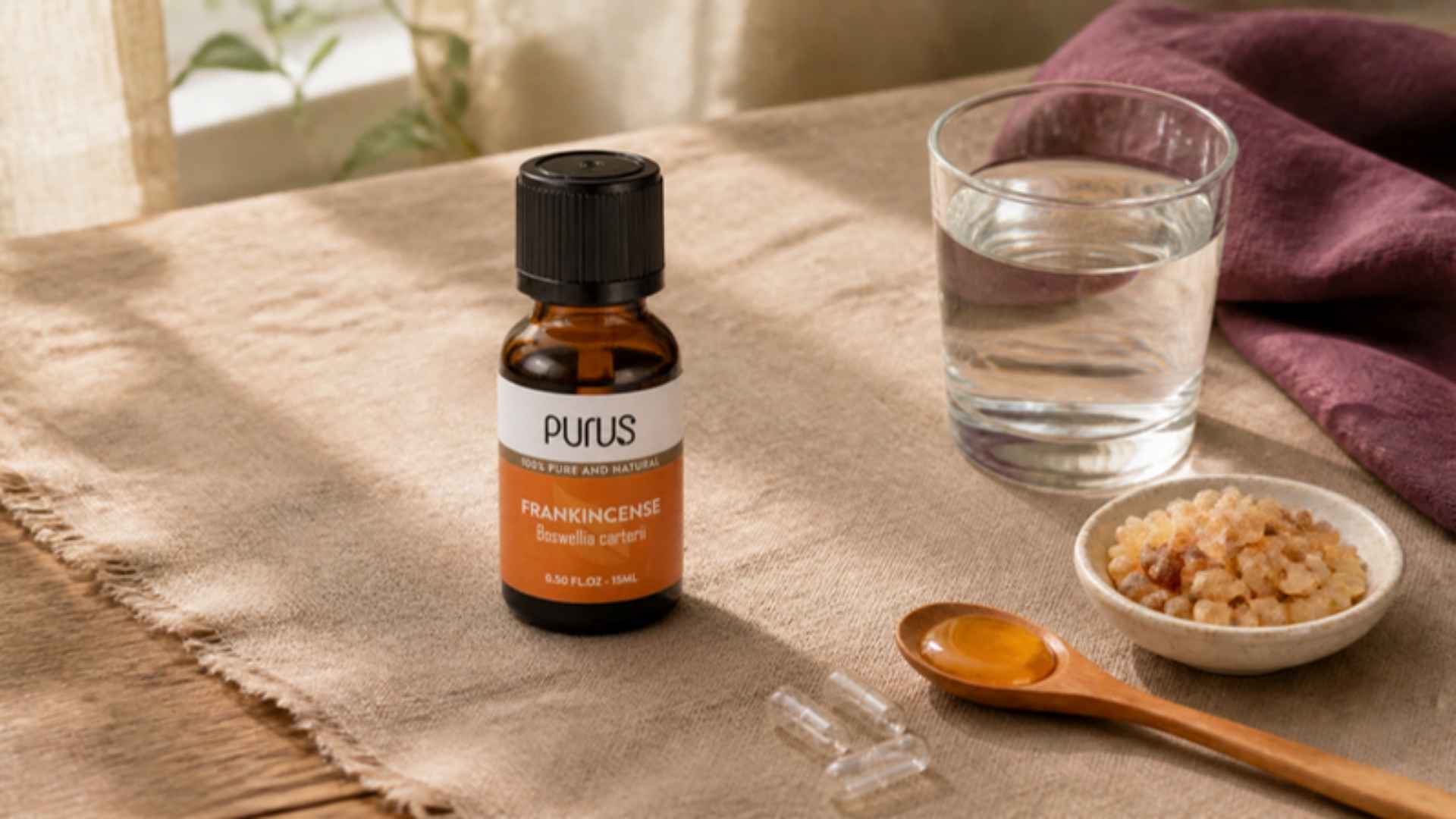 Био етерично масло от тамян PURUS до чаша вода, лъжичка мед, смола от тамян и празни капсули